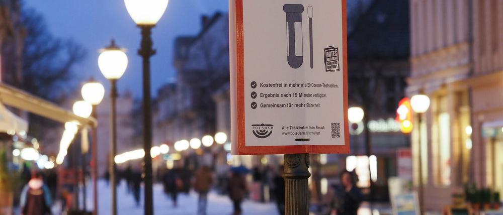 Ein Plakat "Jetzt testen lassen!"· hängt in der Brandenburger Straße an einem Laternenmast.