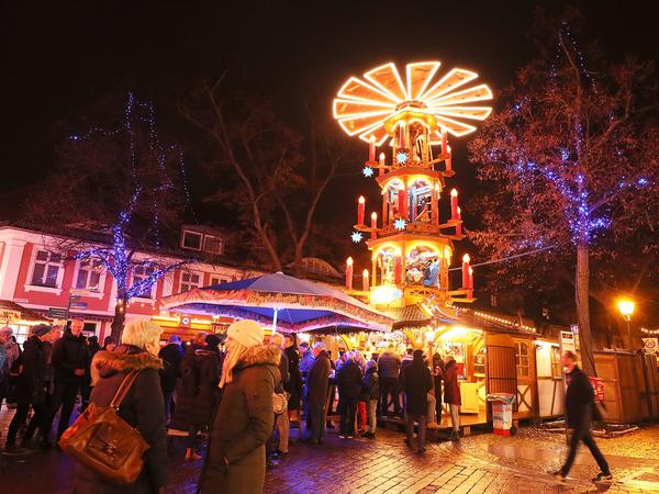 Der Weihnachtsmarkt "Blauer Lichterglanz" auf der Brandenburger Straße in der Innenstadt.