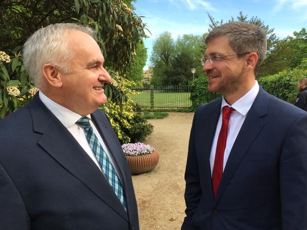 Brandenburgs Polizeipräsident Hans-Jürgen Mörke (l.) und Potsdams Oberbürgermeister Mike Schubert (SPD) wollen das Sicherheitsgefühl auf der Freundschaftsinsel stärken.