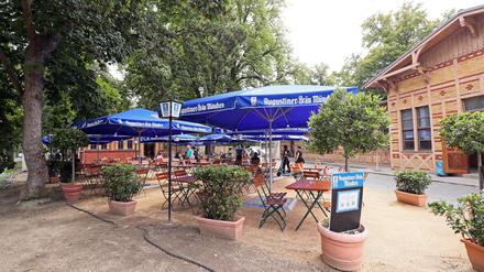 Gegrilltes und Getränke gibt es im neueröffneten Bürgerbahnhof am Park Sanssouci. 