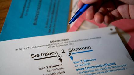 Briefwahlunterlagen für die Bundestagswahl 2021 mit Stimmzettel und Stimmzettelumschlag.  