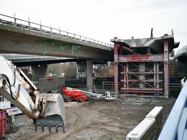 Nach dem Abriss der über die Johannsenstraße führende Nuthestraße-Brücke wurde der Bauschutt weggebaggert.