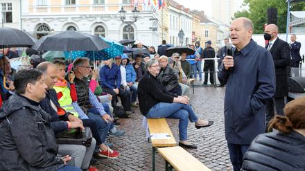 Bundeskanzler Olaf Scholz im Wahlkreisgespräch am Brandenburger Tor in Potsdam 