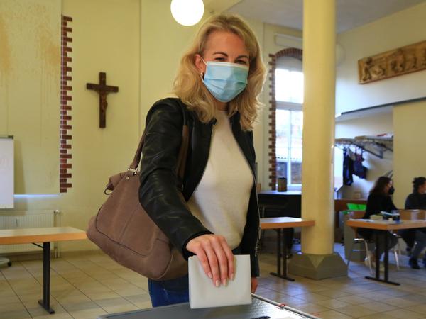 Linda Teuteberg (FDP) bei ihrer Stimmabgabe im Wahllokal in der Kirche St. Antonius in Potsdam.