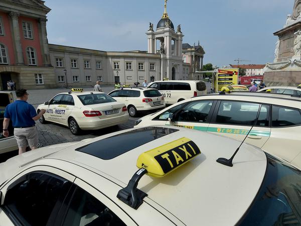 Im Juni protestierten Taxifahrer vor dem Landtag gegen unliebsame Konkurrenz. Foto: Bernd Settnik/dpa