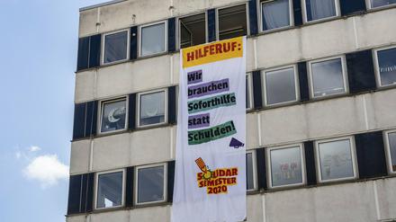 Ein Protestbanner von Studierenden an der Fassade des Potsdamer Rechenzentrums. 