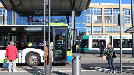 Umsteigen zwischen Bus und Tram am Hauptbahnhof Potsdam könnte schwierig werden.