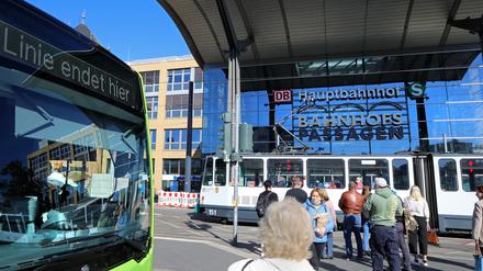 Bus- und Strassenbahnverkehr am Hauptbahnhof Potsdam.