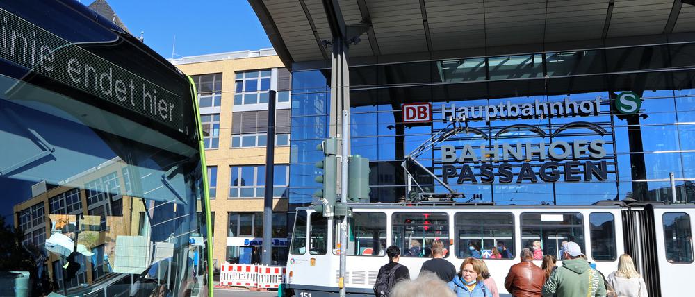 Bus- und Strassenbahnverkehr am Hauptbahnhof Potsdam.