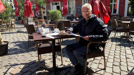 Pensionär Ingo sitzt im Café Heider. 