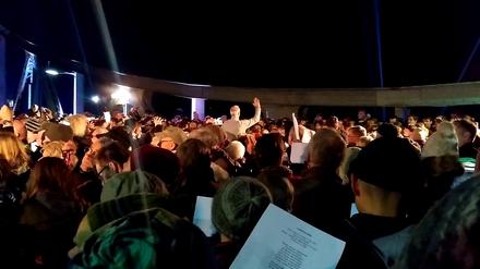 Beim Mauerfallgedenken an der Glienicker Brücke traten am vergangenen Sonntag 250 junge Sänger mit der „Ode an die Freude“ auf – aber ohne Lautsprecher.