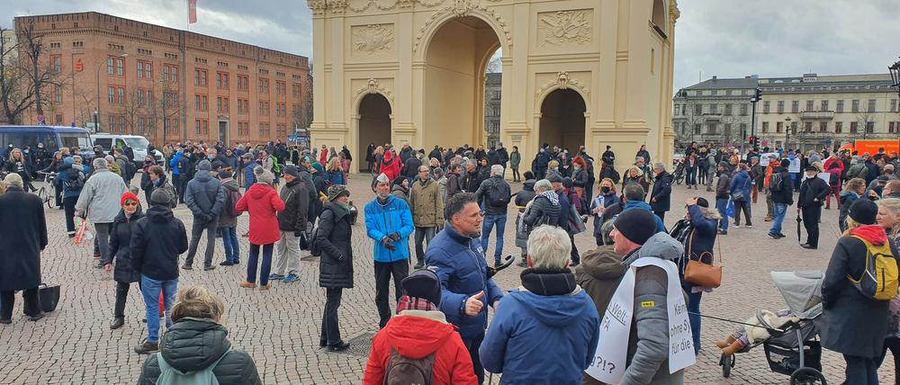 Trotz Absage waren Demonstranten zum Treffpunkt am  Brandenburger Tor gekommen.