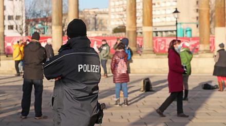 Die Polizei hatte der Kundgebung der "Frauen-Bustour" auf dem Steubenplatz Auflagen erteilt. 