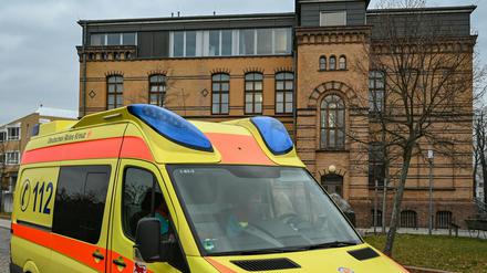 Ein Rettungswagen vom Deutschen Roten Kreuz fährt am Gebäude des Klinikums Niederlausitz vorbei. 