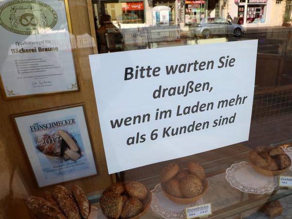 Hinweis an einem Potsdamer Bäckergeschäft.