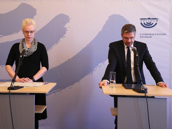 Amtsärztin Kristina Böhm und Oberbürgermeister Mike Schubert (SPD) verkünden am 7. April 2020 die Einleitung von Ordnungswidrigkeitenverfahren gegen die Klinikum-Chefs.
