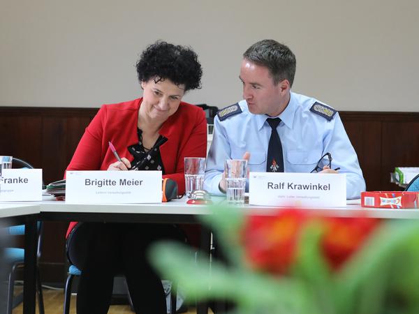 Die Gesundheitsbeigeordneten Brigitte Meier und Feuerwehrchef Ralf Krawinkel bilden das Führungsduo des Krisenstabes.