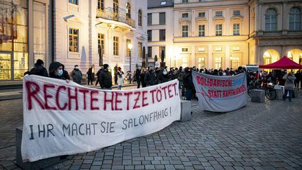 Gegendemonstranten Anfang Dezember neben einer Protestaktion des AfD-Kreisverbandes Potsdam.