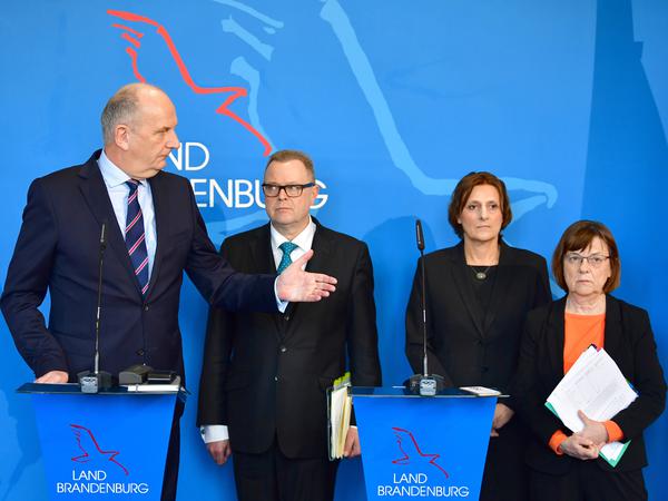 Ministerpräsident Dietmar Woidke (SPD,l.), Innenminister Michael Stübgen (CDU), Bildungsministerin Britta Ernst (SPD), und Gesundheitsministerin Ursula Nonnemacher (Grüne) am 13. März 2020 bei einer Pressekonferenz zu Corona.