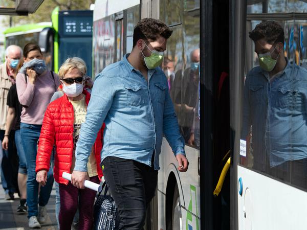 Potsdamer halten sich an die Maskenpflicht in Bussen und Bahnen. 