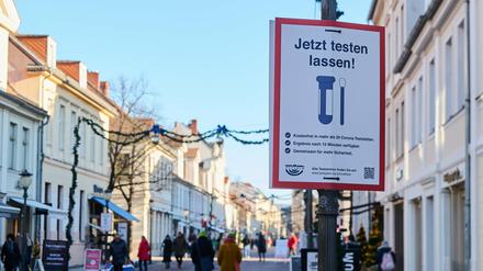 Jetzt testen lassen· steht auf einem Schild an der Brandenburger Straße in Potsdam. In den meisten Läden gilt die 2G-Pflicht.