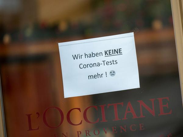 "Wir haben keine Corona-Tests mehr!", steht auf einem Zettel an der Tür einer Apotheke in der Potsdamer Innenstadt.