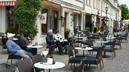 Trotz strahlender Sonne sind am Freitag die meisten Plätze vor einer Gaststätte an der Brandenburger Straße leer. 