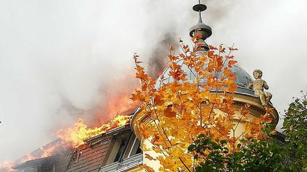 In der Menzelstraße ist ein Dachstuhl in Brand geraten.