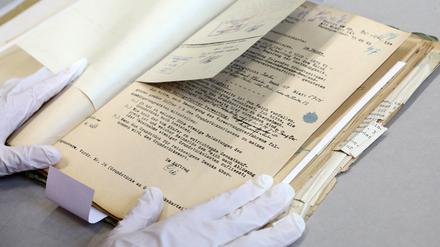 Das Brandenburgische Landeshauptarchiv digitalisiert zur Zeit etwa 42.000 NS-Akten mit mehr als 1,5 Millionen Blättern.