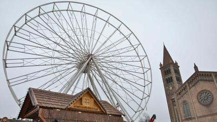Das Riesenrad für den Weihnachtsmarkt Potsdam ist aufgebaut.