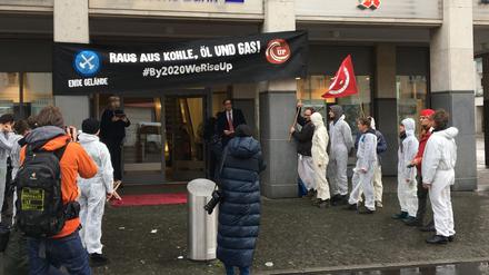 Vor der Deutschen Bank haben Aktivisten von Ende Gelände demonstriert.