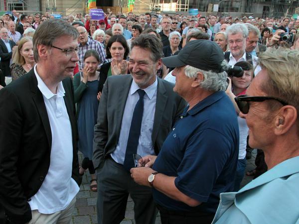 Günther Jauch (l.)  gemeinsam mit Ex-Oberbürgermeister Jann Jakobs (SPD, 2.v.l.) und Wolfgang Joop (r.) bei der Demonstration für die Kunsthallen-Pläne von Hasso Plattner (2. v.r.) im Sommer 2012.