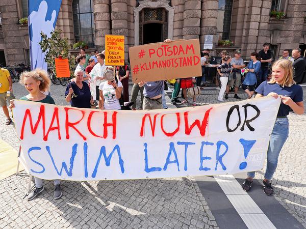 Klimaschützer demonstrieren vor dem Rathaus in Potsdam.
