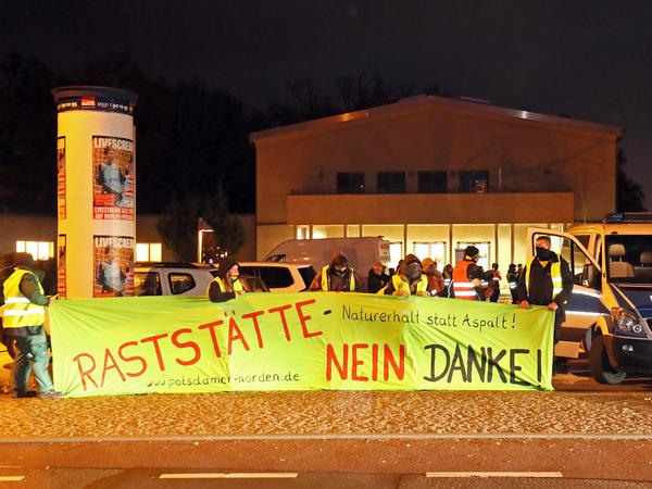Die Gegner der Autobahn-Raststätte an der A10 bei Potsdam demonstrierten Ende November 2020 vor dem Treffpunkt Freizeit.