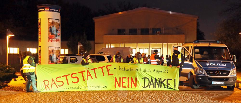 Rund 70 Gegner der Pläne für die Autobahnraststätte protestierten am Donnerstagabend.