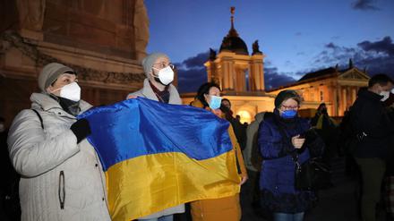 Auch kurz nach Kriegsausbruch kamen Unterstützer der Ukraine auf dem Alten Markt zusammen. 