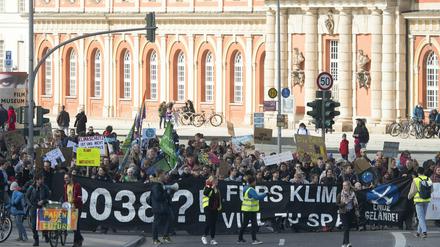 Am Rande der "Potsdam for Future"-Demonstration am Sonntag haben drei AfD-Aktivisten ein Transparent mit der Aufschrift "Klimawahn" entrollt.