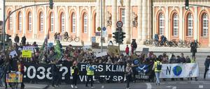 Am Rande der "Potsdam for Future"-Demonstration am Sonntag haben drei AfD-Aktivisten ein Transparent mit der Aufschrift "Klimawahn" entrollt.