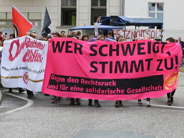 Demonstration gegen Rechtsruck am Sonntagmittag unter dem Motto "Wer schweigt, stimmt zu".