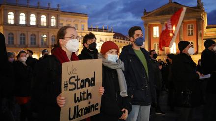 Demonstration gegen den Angriff Russlands auf die Ukraine - am Donnerstagabend am Alten Markt in Potsdam.