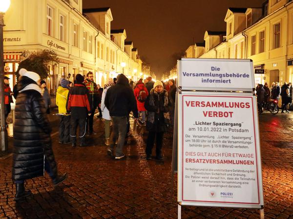 Die Polizei informierte vor dem Brandenburger Tor über das Verbot des nicht genehmigten "Lichterspaziergangs".