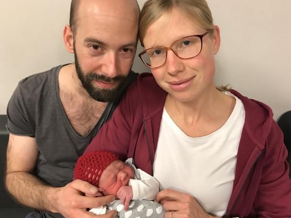 Herzlichen Glückwunsch: Das Potsdamer Silvesterbaby 2020 Mia Luise Stutz mit seinen Eltern Lisa Teresa und Marc aus Beelitz.