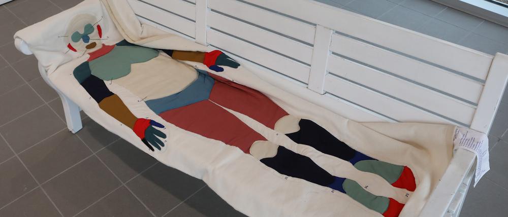 Vor der letzten Ruhe: Kasia Fudakowskis  "Quilt" in der Ausstellung "The Palliative Turn" im Pavillon auf der Freundschaftsinsel.