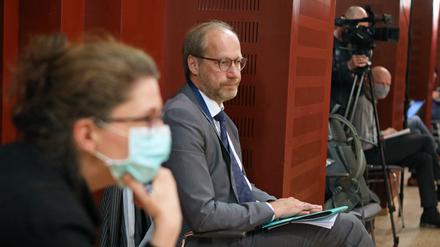 Klinikum-Chef Steffen Grebner und die medizinische Geschäftsführerin Dorothea Fischer (l.) am Samstag bei der Sitzung des Hauptausschusses in Potsdam.