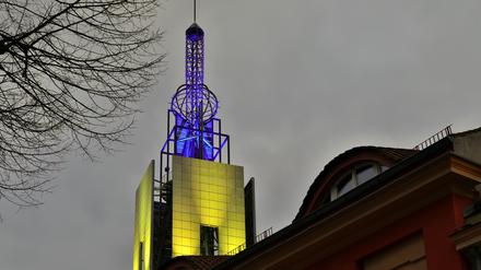 Solidarität mit der Ukraine: Der Turm der Heilig-Geist-Residenz in Potsdam wird in deren Landesfarben angestrahlt.