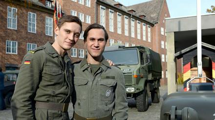 Erfolg in Serie. Jonas Nay (l.) und Ludwig Trepte am Rande der Dreharbeiten für "Deutschland 83" in Potsdam.