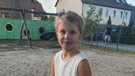 Die siebenjährige Pia aus Potsdam ist an Krebs erkrankt. Ihre Eltern bitten um Spenden für eine Therapie in der Schweiz.