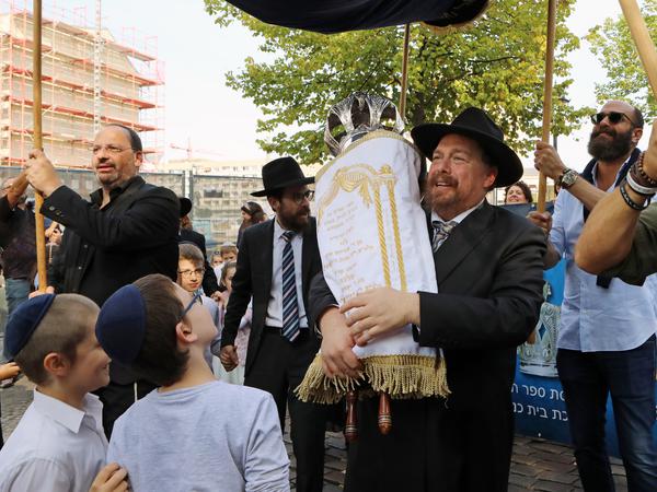 Die Synagogengemeinde feierte die Einweihung ihrer neuen Torarolle und den Umzug in die Kiezstraße 10.