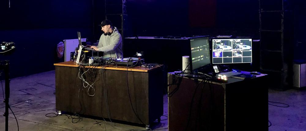 DJ Fabian Vallone legt in der Coronakrise in Potsdam ohne Publikum auf.