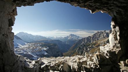 Blick aus einem Stollen in den Dolomiten in Südtirol.